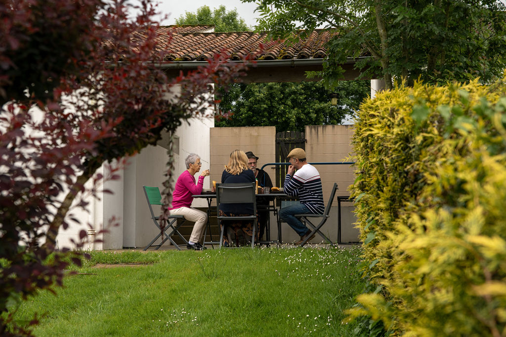 famille mangeant sur la terrasse